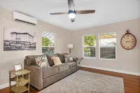 Cozy Downtown Cottage