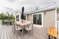 LAKEFRONT COTTAGE WITH GREAT VIEWS, FULL KITCHEN, & STARLINK Wi-Fi