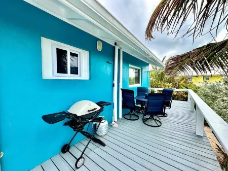 Conch Quest - Right on the Beach and Beautiful Atlantic Ocean Отели в г. Элбоу Кей