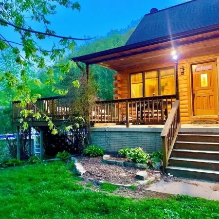 Boulder Run Log Cabin w/ Hot Tub and Pool