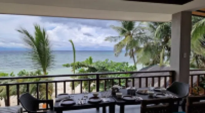 Juvy's Beach House - Entire top floor of exclusive villa just by the beach فنادق في سیقیحور