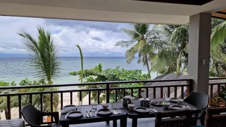 Juvy's Beach House - Entire top floor of exclusive villa just by the beach