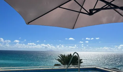 Postcard Perfect Getaway! Roof top pool and amenities