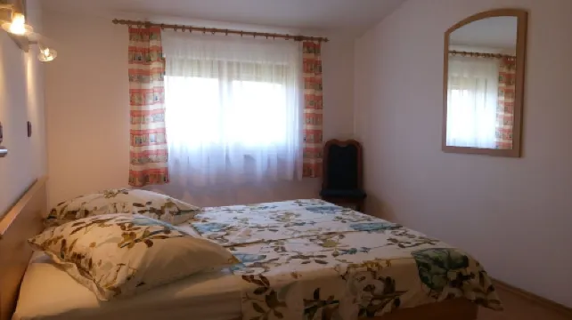 Air-conditioned apartment 250 m from the beach with private boat mooring