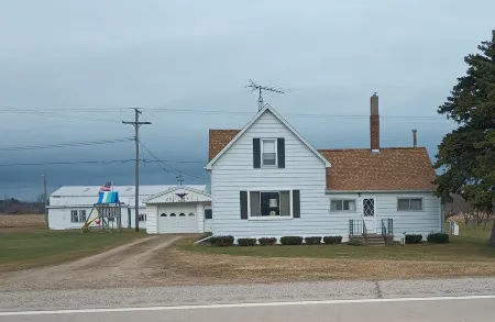 Updated farmhouse with close access to all attractions