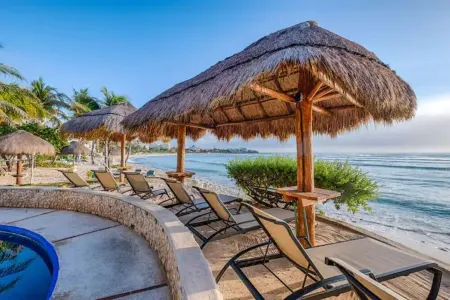 Beachfront Paradise / Sleeps 5 / Starlink + PoolShareSave