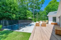 Springs Retreat: Fully Renovated Home, New Gunite Pool, Walk to Bay & Rita's Hotels in Springs