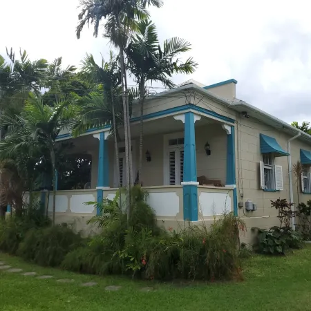 Cozy Private Cottage in Fabulous Accra / Rockley Beach Location! Отели рядом с достопримечательностью «Гаррисон Саванна»