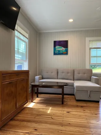 Historic Whitneyville Cottage Отели рядом с достопримечательностью «Парк Восток Рок»