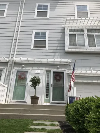 "Seaside Nest" - Rockaway Beach, NY - On Beach Block Отели рядом с достопримечательностью «Заказник Джамайка Бэй»