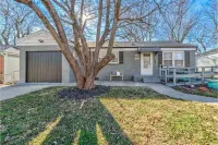 Lovely Home in the Heart of Spfd! Hotels near Relics Antique Mall