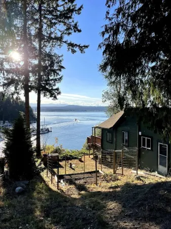 Charming 2 Bedroom Q Cove Cabin - Spectacular Ocean views & Pet Friendly!