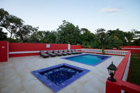 The Palms At Wentworth *Brand New* Full Staff