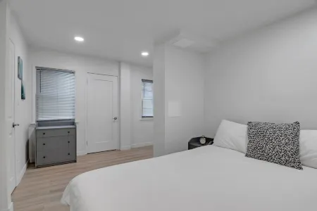 Freshly remodeled beach getaway, steps to the sand Отели рядом с достопримечательностью «Нейплс»