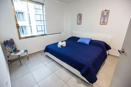 Central Huge PH with Private Rooftop and Jacuzzi