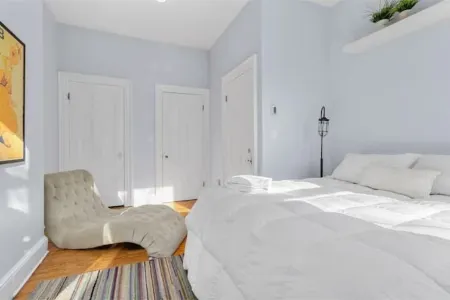 Historic Somerville Cambridge 1 Bed, Inman Square Отели рядом с достопримечательностью «Ассембли Роу»