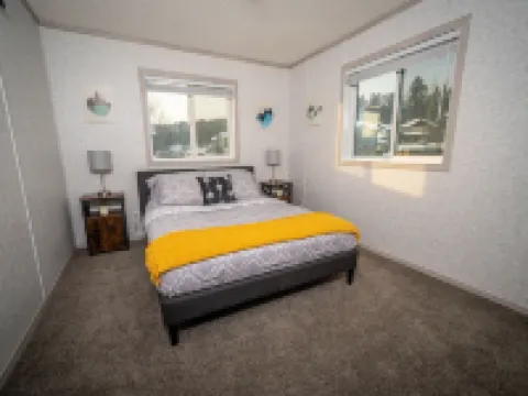 Mountain Views | Air Con | Garage | Large Deck | Nearby Trails | Parking インヴァーミアのホテル