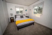 Mountain Views | Air Con | Garage | Large Deck | Nearby Trails | Parking Hotels in Invermere