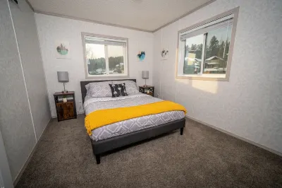 Mountain Views | Air Con | Garage | Large Deck | Nearby Trails | Parking