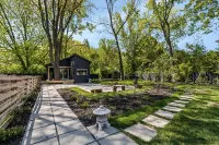 Charming 3-bedroom with 2 full baths cottage in Southfield for Soul Searching Hôtels à proximité de : Central Michigan University Southfield Center