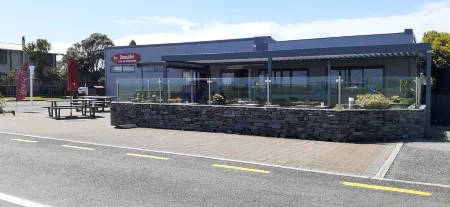 Seaside Beach Studio Loft, Sheltered Garden and Cycle Trail Access. Great Value. Отели в г. Картерс Бич