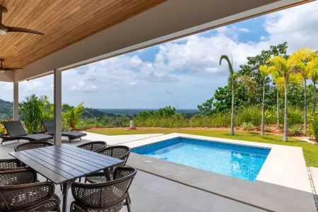 Modern mountain side villa with stunning ocean view. 20 minutes to the beach!