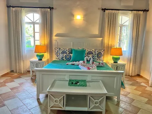Luxury Villa w/ pool and jacuzzi!