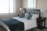 Beach Front Apartment close to the beach with magnificent sea views. Hotels in Aston Bay