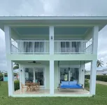 3 BR sleeps 10 WATER FRONT w BOAT SLIP + FABULOUS POOL のホテル