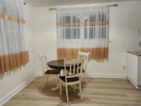 Convenient/family friendly home with yard driveway 銀泉酒店