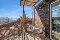 Sunny Chic Baca Railyard Retreat: Balcony + Full Kitchen + Laundry