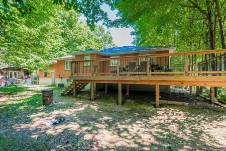 Innisfil Retreat: Hot Tub, Sauna, Pool Table