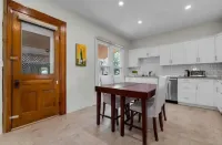 Cheerful Entire Townhome 3 Bedrooms 2 Parking