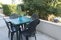 At the home of Marta two rooms with private garden