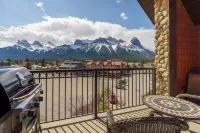 Luxurious 2-Story Penthouse | 5 Beds | Water Park Access | 5-Star Mountain Views
