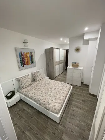 Pretty F3 50 mt from the sea Отели в г. Кальви