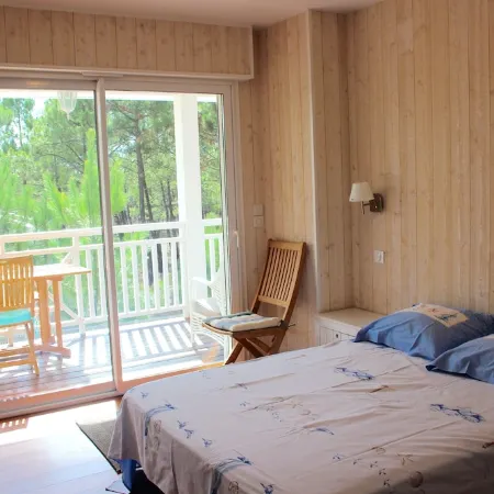 Villa  Carcans Plage 4 A 12 Personnes - Piscine 27° Borne Auto Wifi Отели в г. Каркан