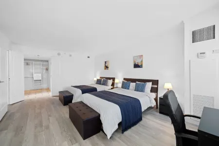 2Br 3BA Beachfront Rental in Town CozySuites Отели рядом с достопримечательностью «Hard Rock Giant Guitar»