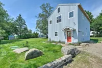 Entire home /Vintage  modern , new home, frontage on Lower Mason Pond Hotels in Belfast