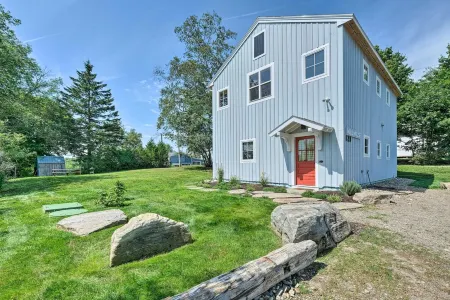 Entire home /Vintage  modern , new home, frontage on Lower Mason Pond Отели в г. Waldo County