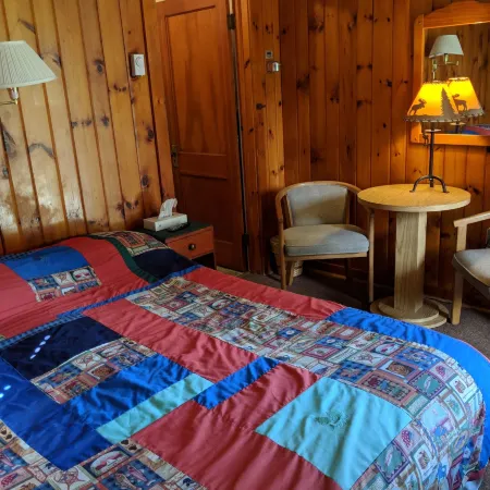Pine Tree Motel & Cabins