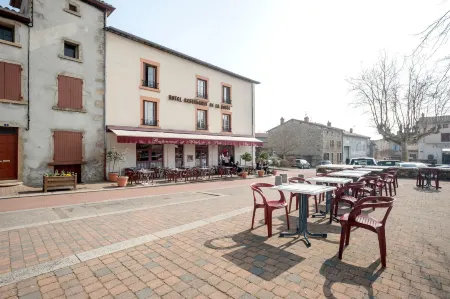 Logis Hôtel de la Poste Отели в г. Даргуар