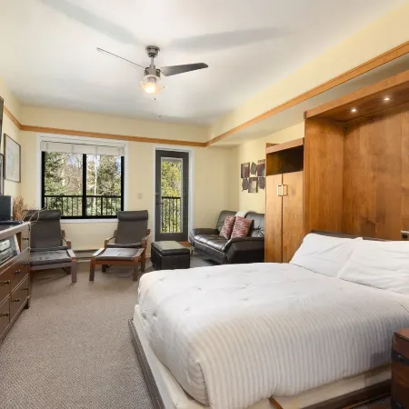 2767 Slopeside Condo