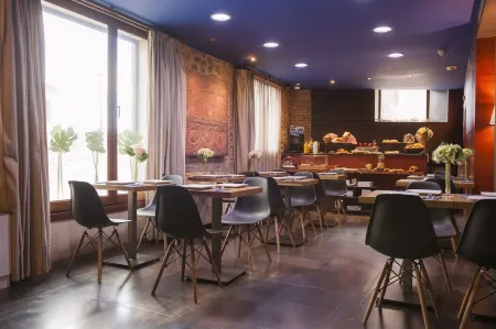 Apartamentos Abad Toledo Отели рядом с достопримечательностью «Avenida Park»