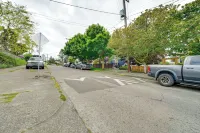 2 Blocks to Beach Park: Cozy Seattle Townhome Hotels in Bainbridge