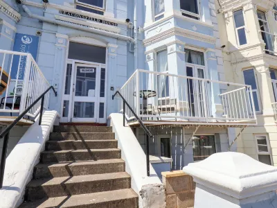 6 Beach View Beaconsfield House Hotels in 