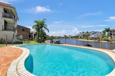 Hacienda- Canal Views and Comfort Hotels near USC Sunshine Coast Library