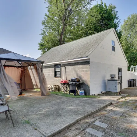 8 Mi to Metlife Stadium: Pet-Friendly Home w/ Yard