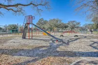 Home w/ Deck: 1 Mi to Surfside Beach Access! - piscine