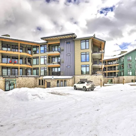 Condo w/ Mountain Views in Heart of Downtown!